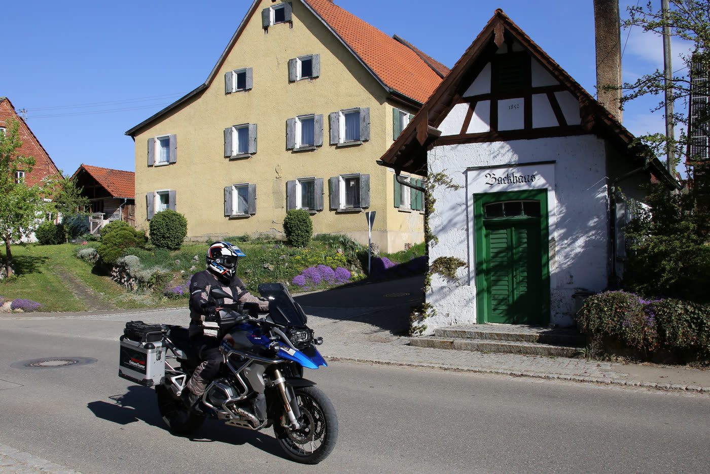 Motorrad vor dem alten Backhaus in Mehrstetten Motorrad vor dem alten Backhaus in Mehrstetten