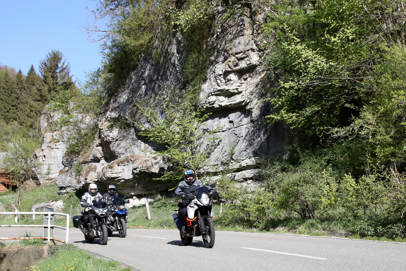 Motorräder auf der Straße unter einer typischen Kalkfelswand der Alb Motorräder auf der Straße unter einer typischen Kalkfelswand der Alb