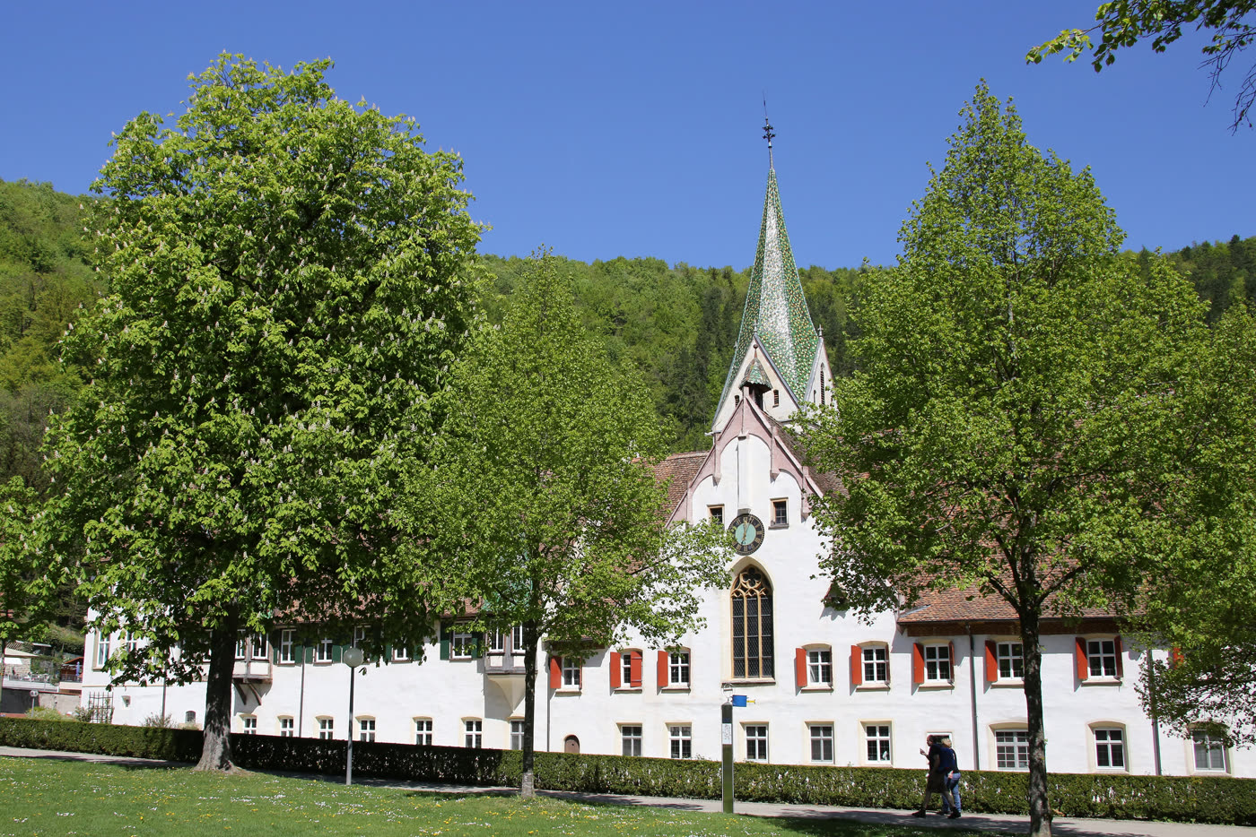 Der Klosterhof von Blaubeuren mit Kirche und altem Baumbestand Der Klosterhof von Blaubeuren mit Kirche und altem Baumbestand